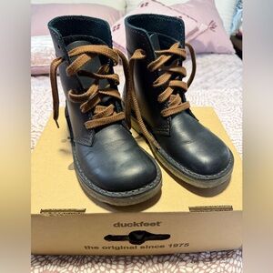 Duckfeet Women’s Black Leather Ankle Boots with Brown Laces